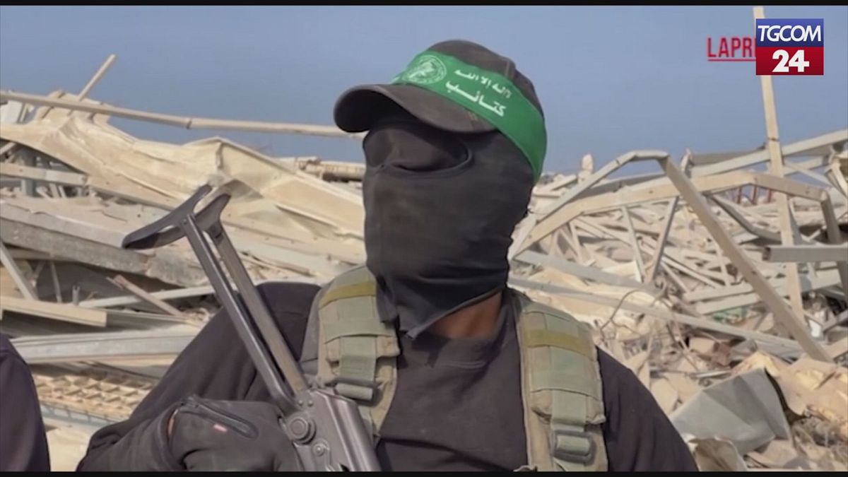 Escavatori e miliziani: la ricerca dei resti degli ostaggi a Gaza