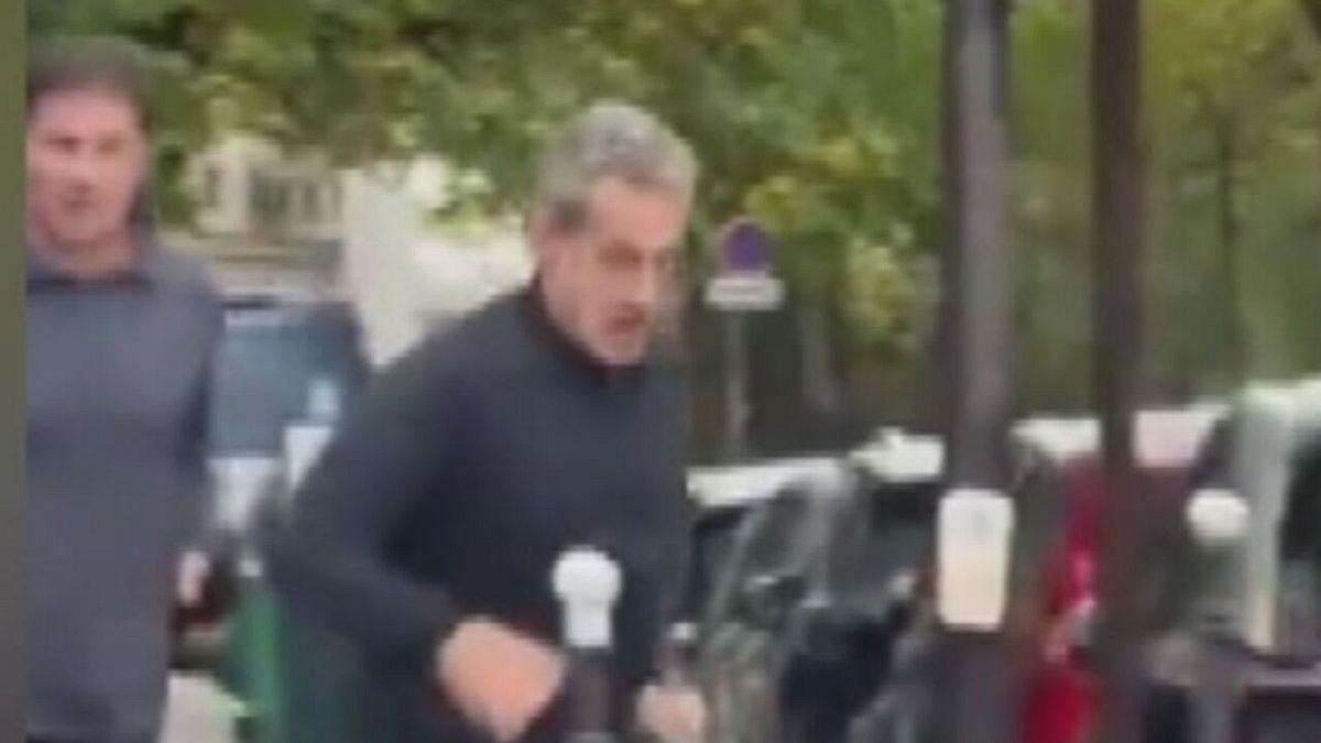 nicolas sarkozy in libert224 vigilata corre lungo la senna