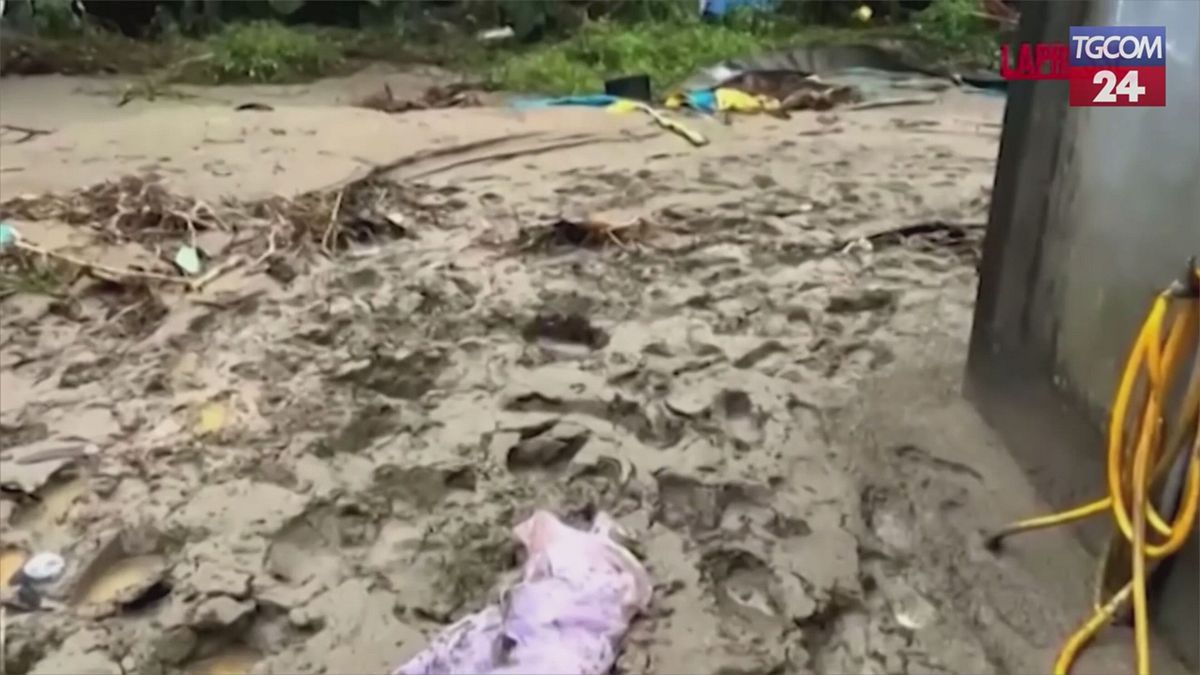 Taiwan, i residenti al lavoro per rimuovere i detriti dopo le alluvioni