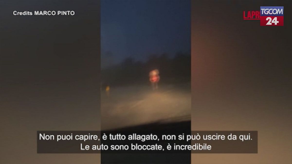 Portogallo, un automobilista filma la tempesta Claudia: "È un cimitero di auto, incredibile"