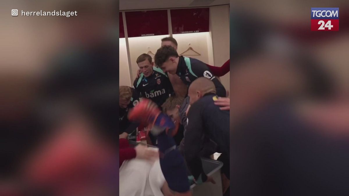 Nello spogliatoio scoppia la festa: il giocatore finisce nella cesta