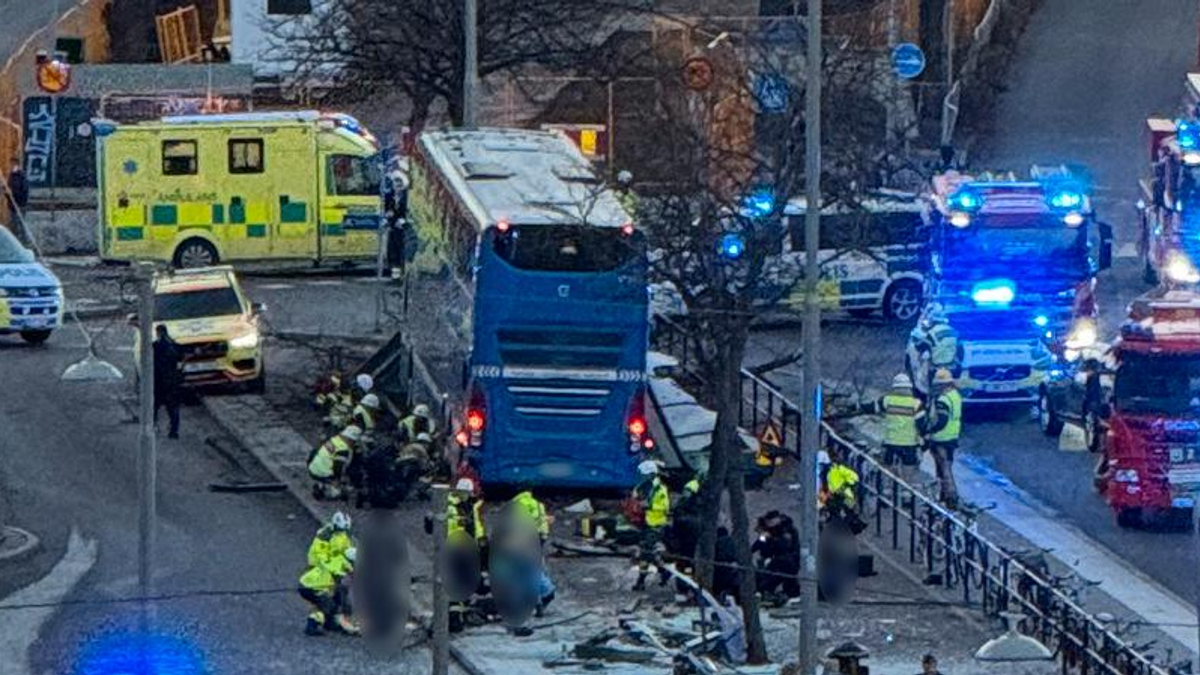 stoccolma bus si schianta contro una pensilina morti