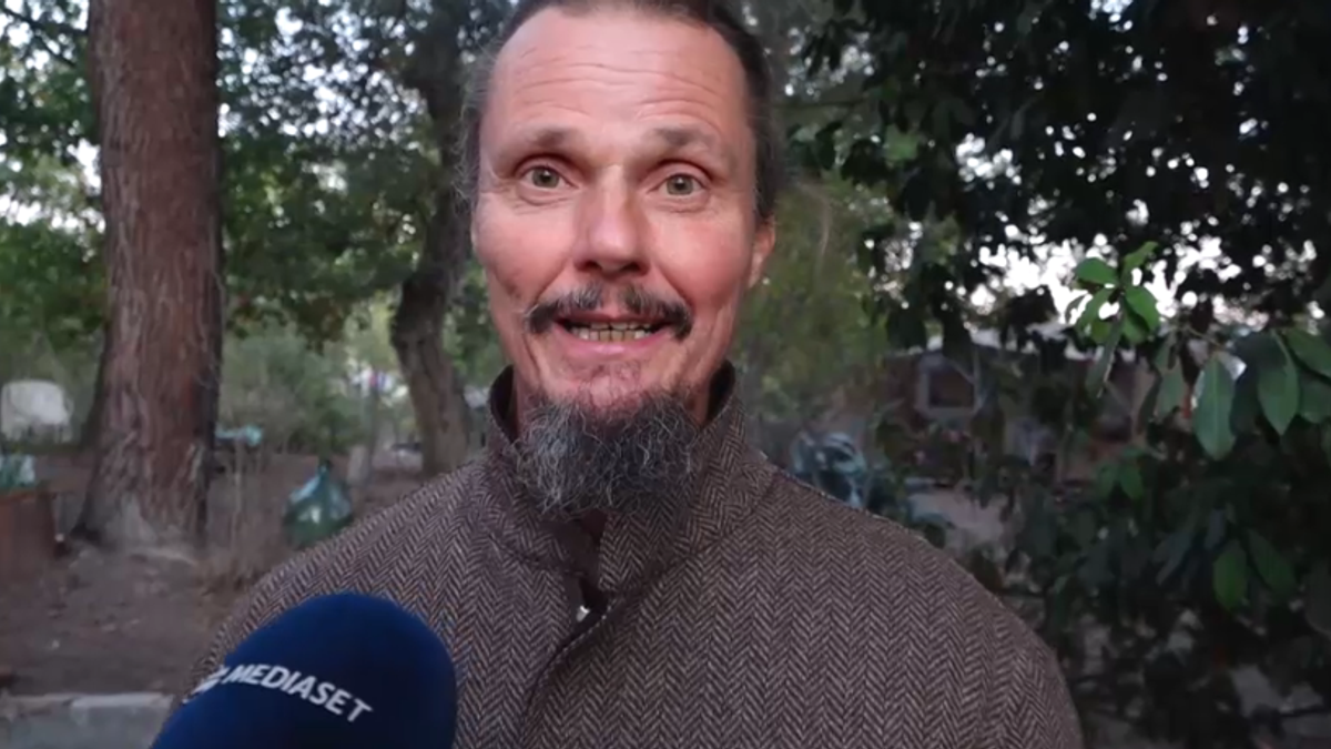 Chieti, la famiglia che vive nel bosco: "Vogliamo la pace e la libertà"