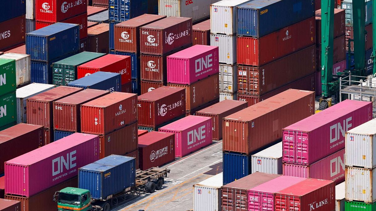 Venezuela, portaerei americana Gerald Ford arrivata nel Mar dei Caraibi | Nuovo attacco Usa contro nave della droga nel Pacifico, 3 morti