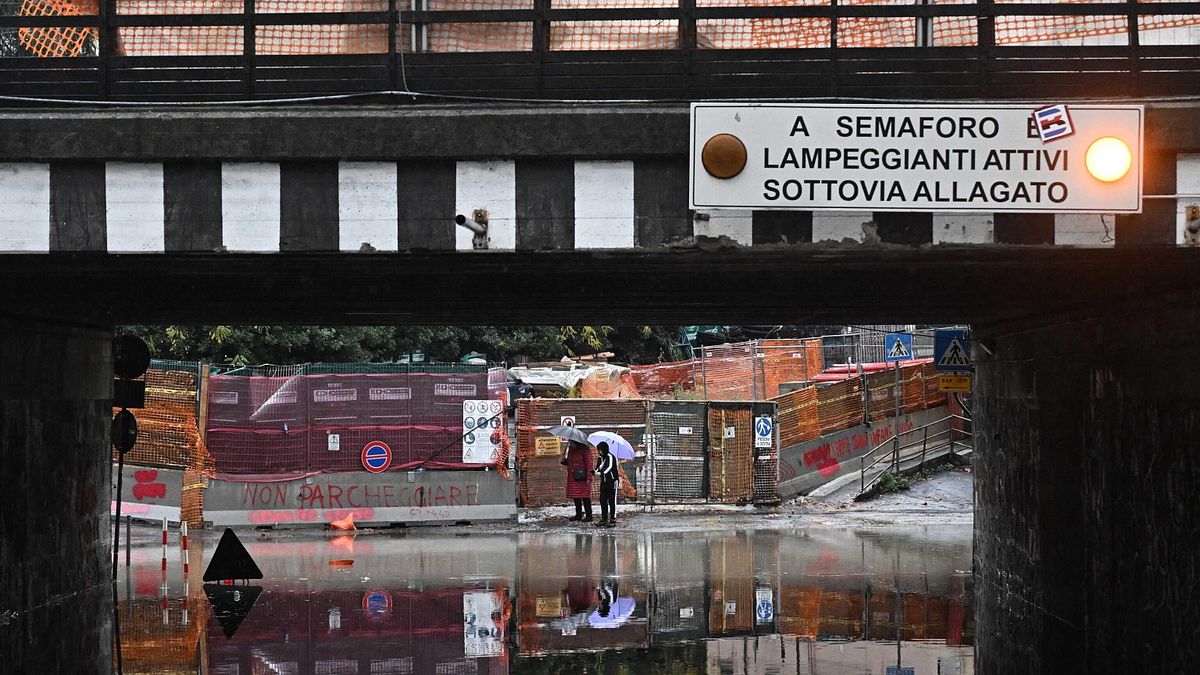Liguria flagellata dai nubifragi: a Genova un albero sfiora la funicolare, a Voltri arriva una tromba d’aria