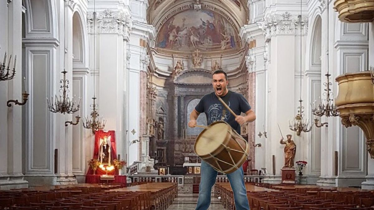 Disturbato dalle campane, irrompe in chiesa durante la messa e suona un tamburo