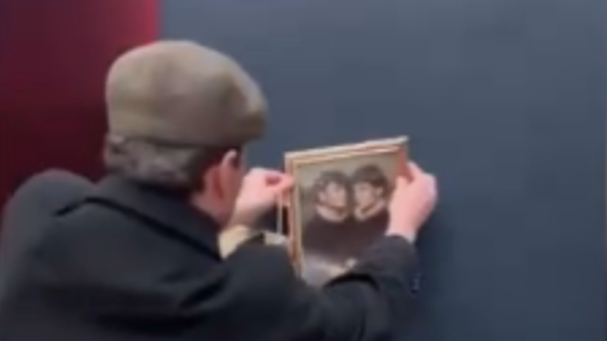 Louvre, due tiktoker appendono un loro ritratto nella stanza della Gioconda