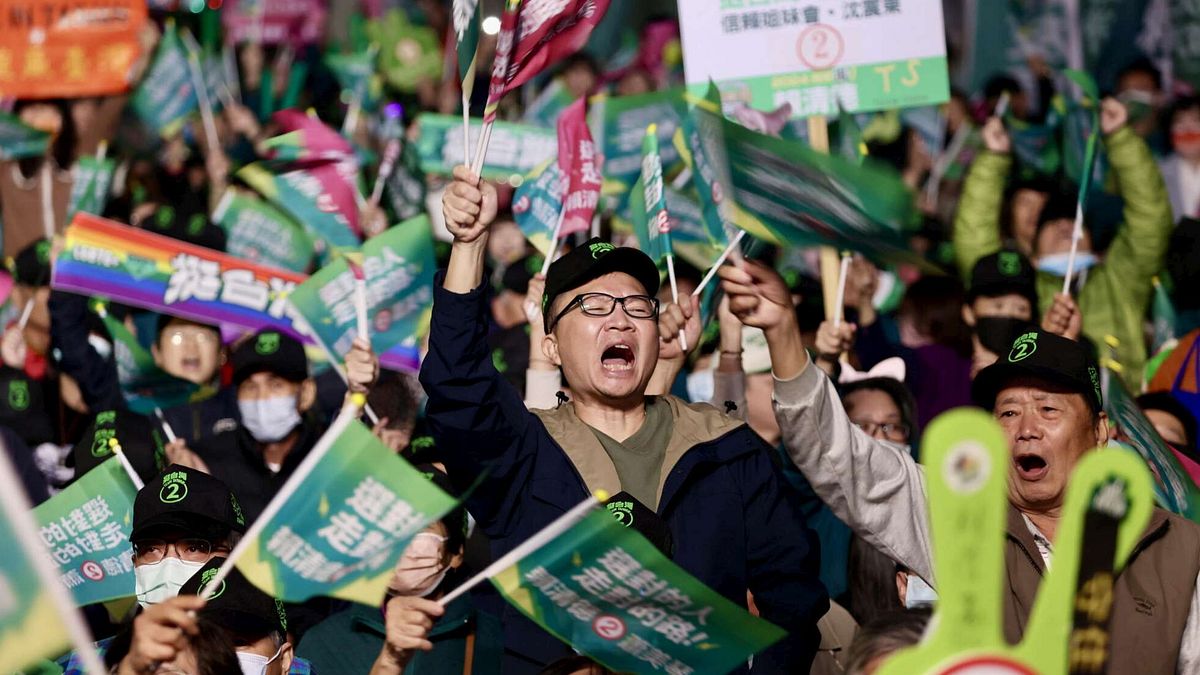 Taiwan, la Cina avvisa il Giappone: mai promesse di rinuncia a uso della forza | E Taipei distribuisce manuali di difesa civile