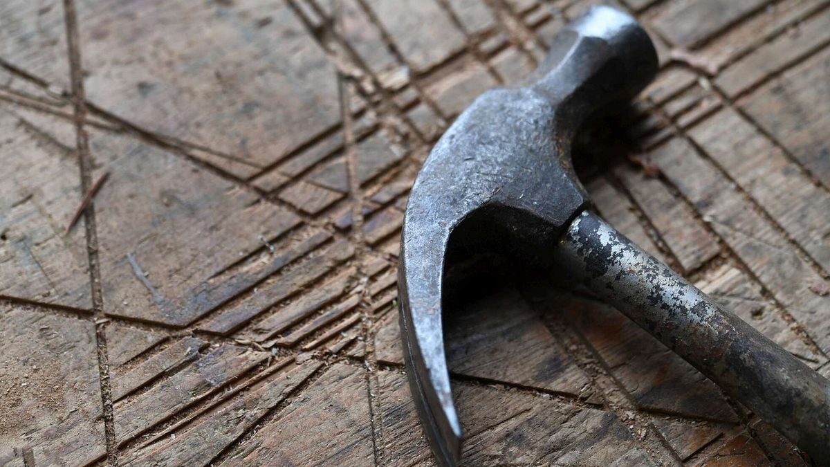 frosinone scambia un manager per l amante della moglie e lo colpisce con un martello