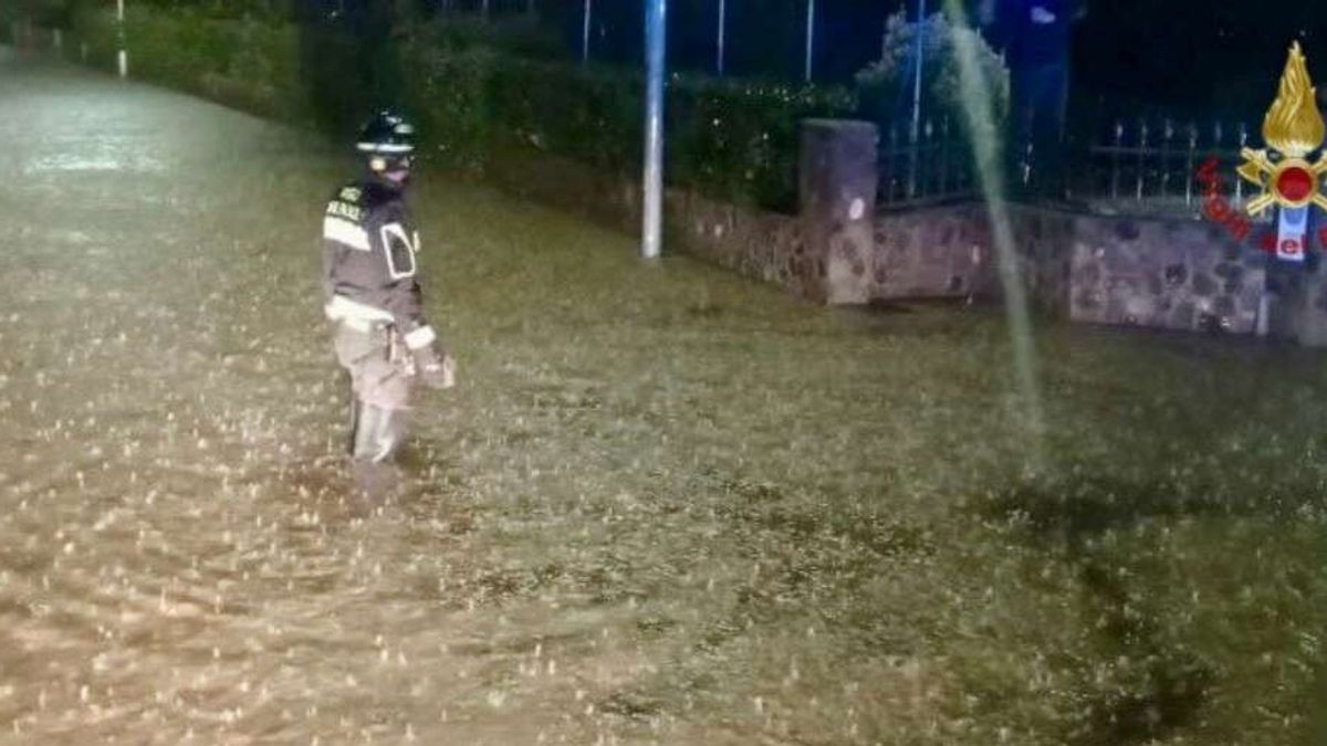 Maltempo, nel Goriziano una frana travolge tre case: una persona estratta viva, un morto e un disperso | Esonda il fiume Torre, 300 sfollati