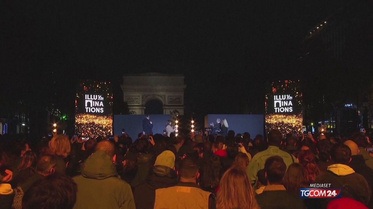 Parigi si prepara al Natale