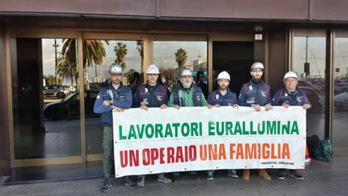 Eurallumina, operai a 40 metri su silo nel Sulcis: "Mimit ci convochi"
