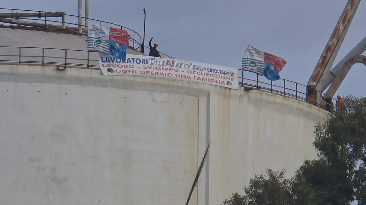 Eurallumina, operai a 40 metri su silo nel Sulcis: "Mimit ci convochi" | La risposta del ministero: "Tavolo il 10 dicembre"