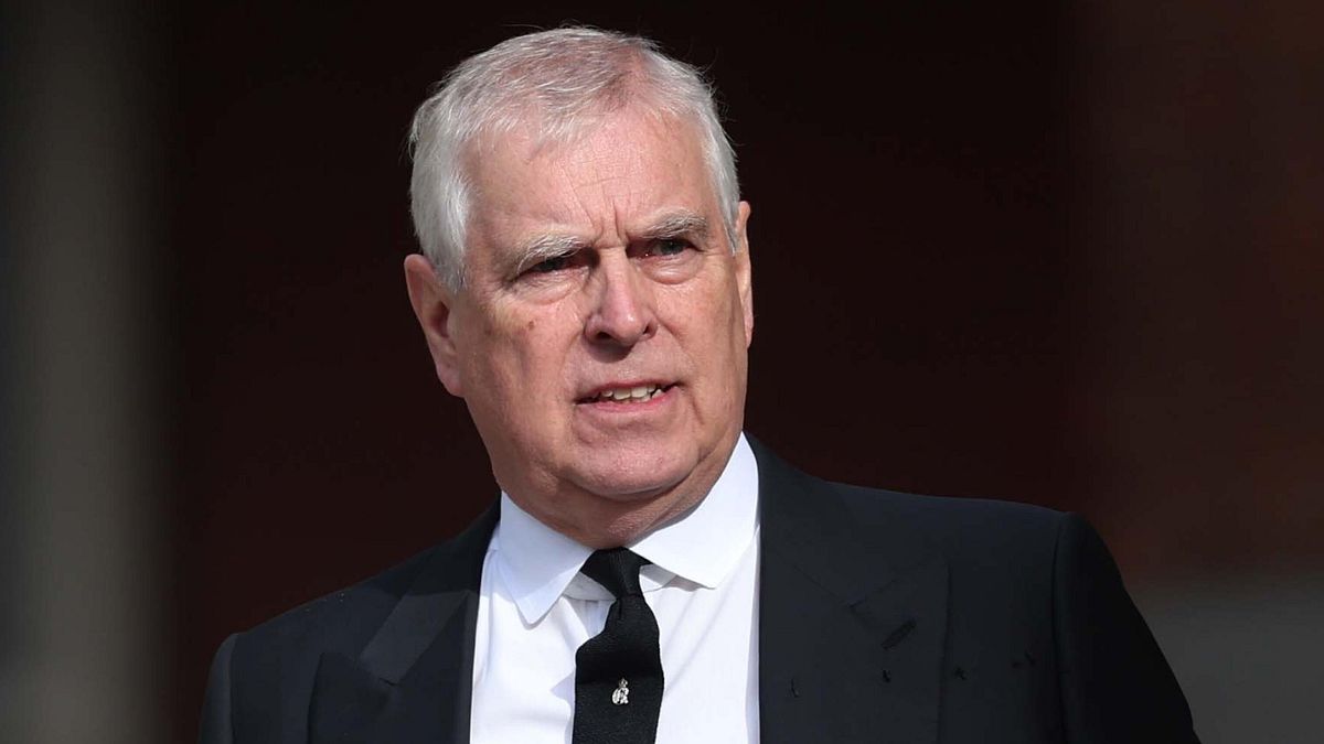 isole falkland rimosse le targhe dedicate all ex principe andrea