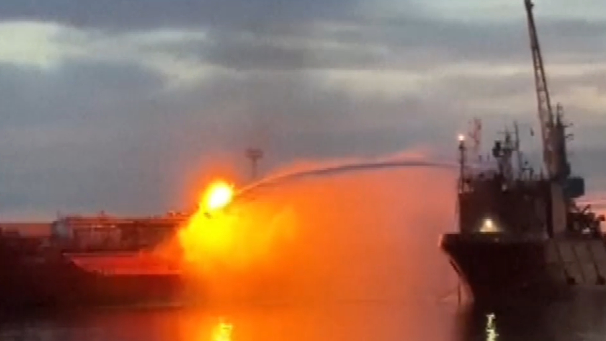 Ucraina, a fuoco una petroliera dopo un attacco russo