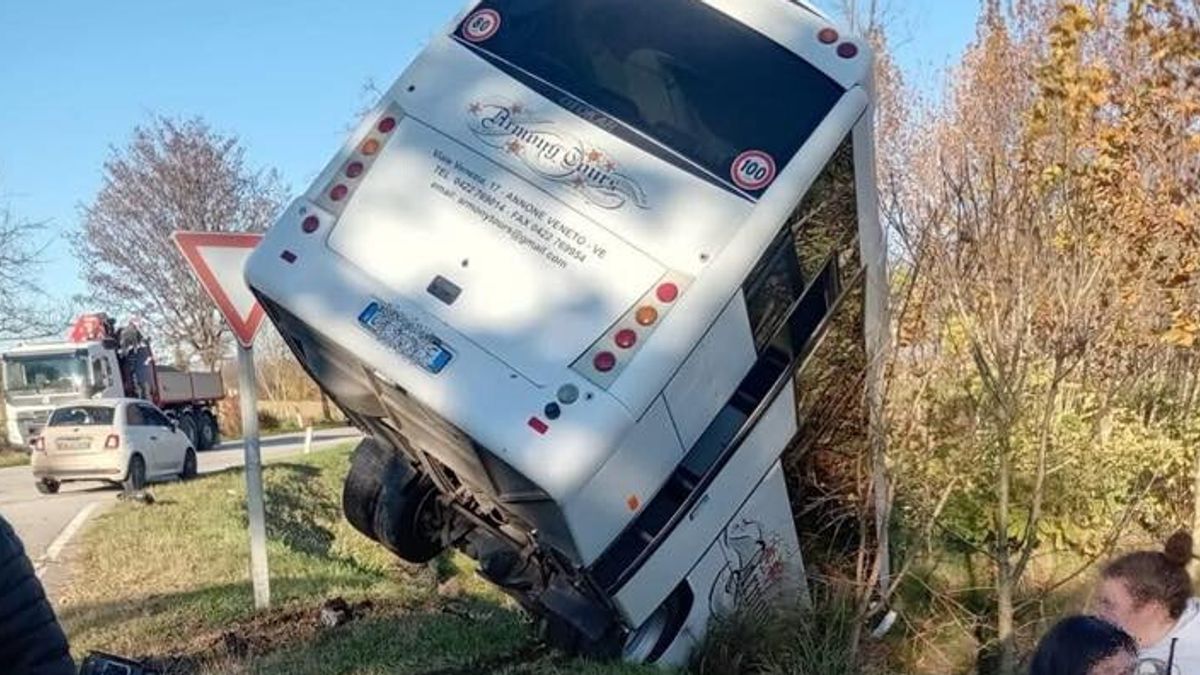 pordenone scontro con un auto bus con venti studenti finisce in un fosso