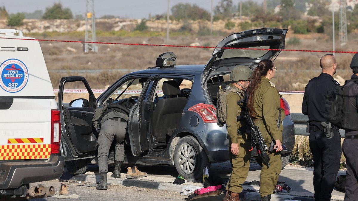 Attentato a Gerusalemme, un morto e tre feriti | Raid di Israele in campo profughi in Libano, 11 morti