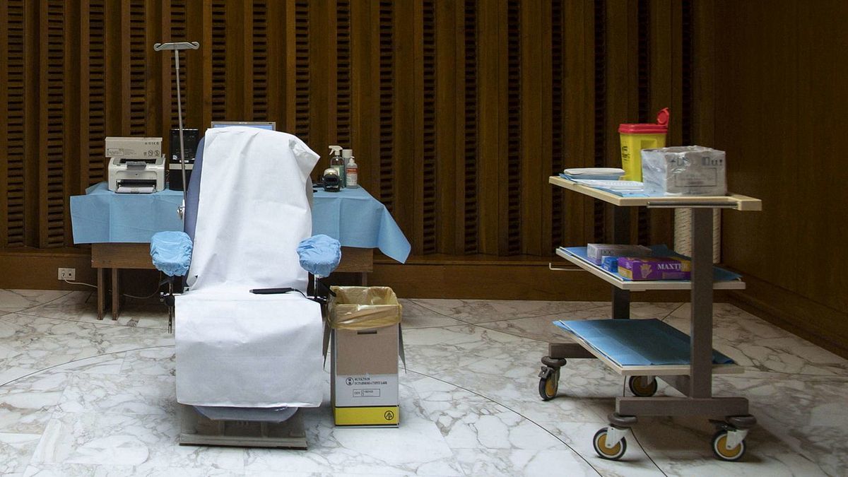 Arezzo, falsa chirurga esegue trapianti di capelli: donna finisce in coma