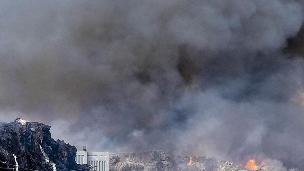 Napoli, le telecamere lo inquadrano mentre dà fuoco a sacchi di rifiuti: arrestato