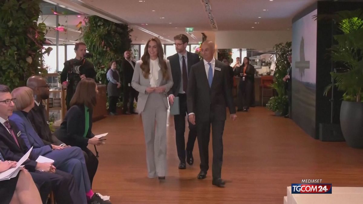 Kate Middleton con gli imprenditori alla prima uscita pubblica dopo la diagnosi di cancro
