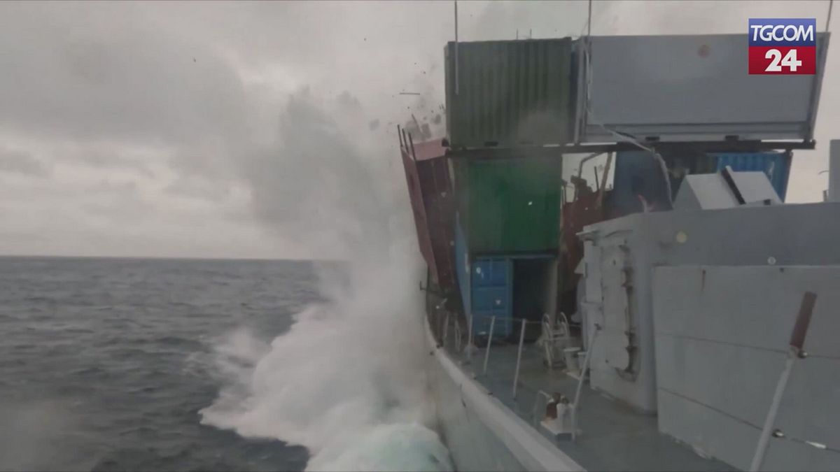 Sottomarino silura la nave: quello che accade è incredibile