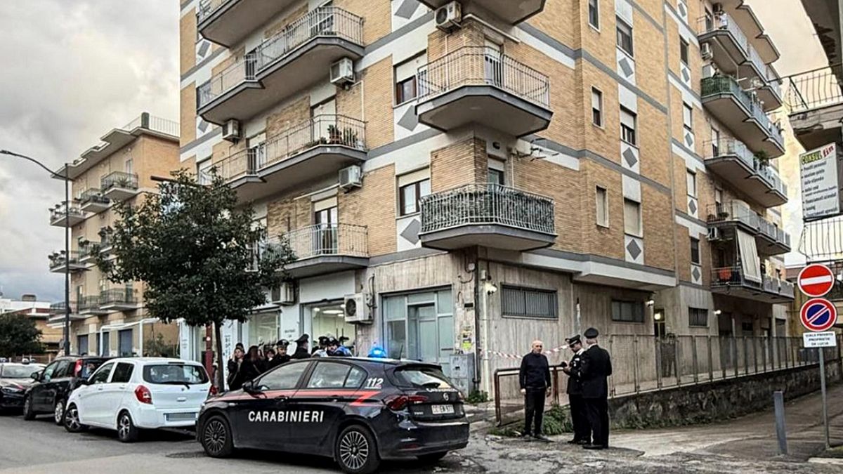 napoli uccide la sorella e chiama i carabinieri fermato un uomo ha videochiamato la madre per mostrarle il cadavere