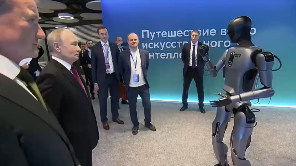 Putin "ipnotizzato" dal robot danzante Green