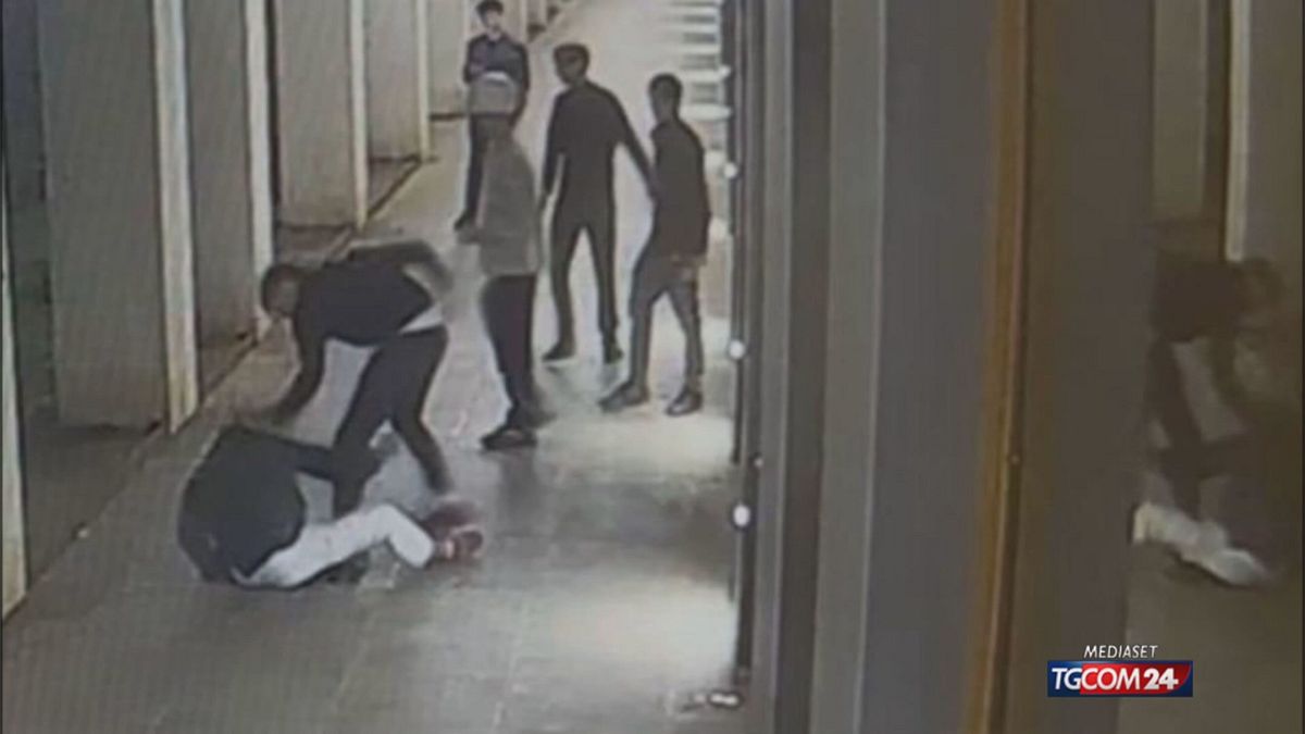 Accoltellato a Milano, gli aggressori: "Andiamo in ospedale e stacchiamo i cavi, così non parla"