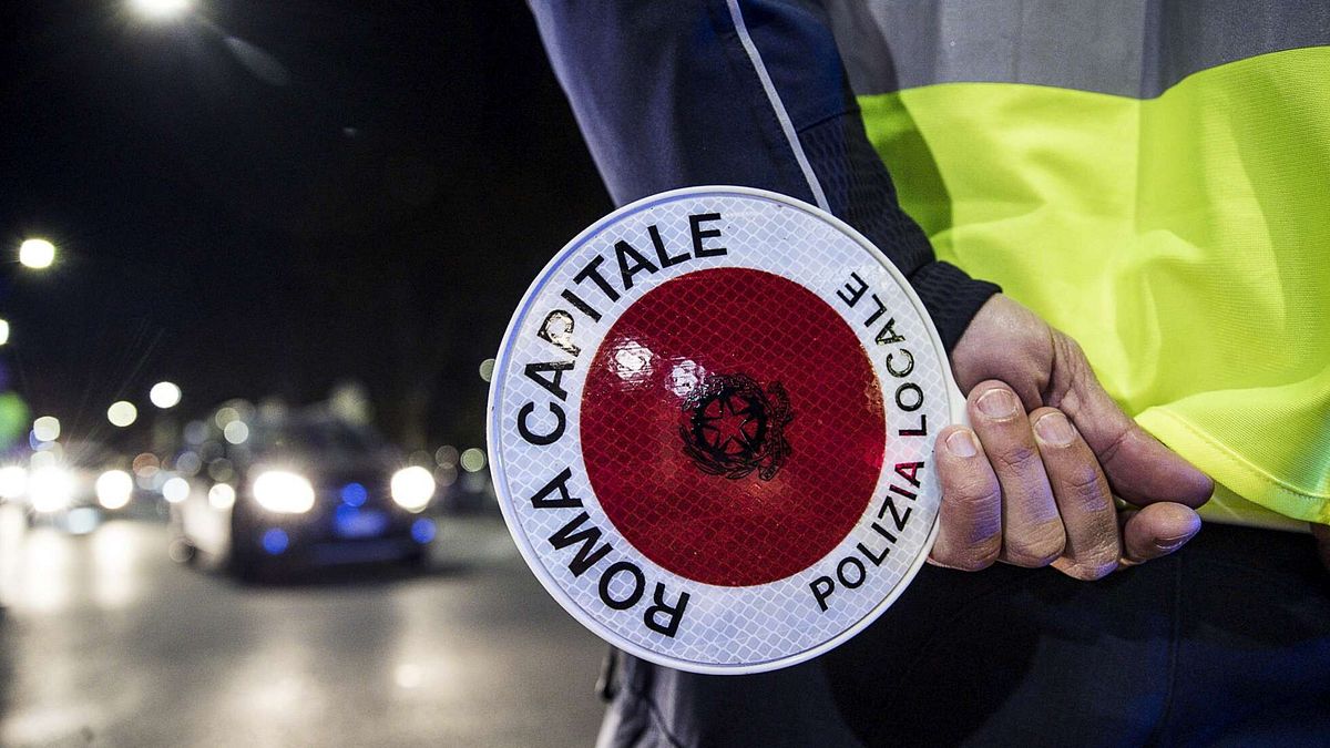 Roma, donna accoltellata dall