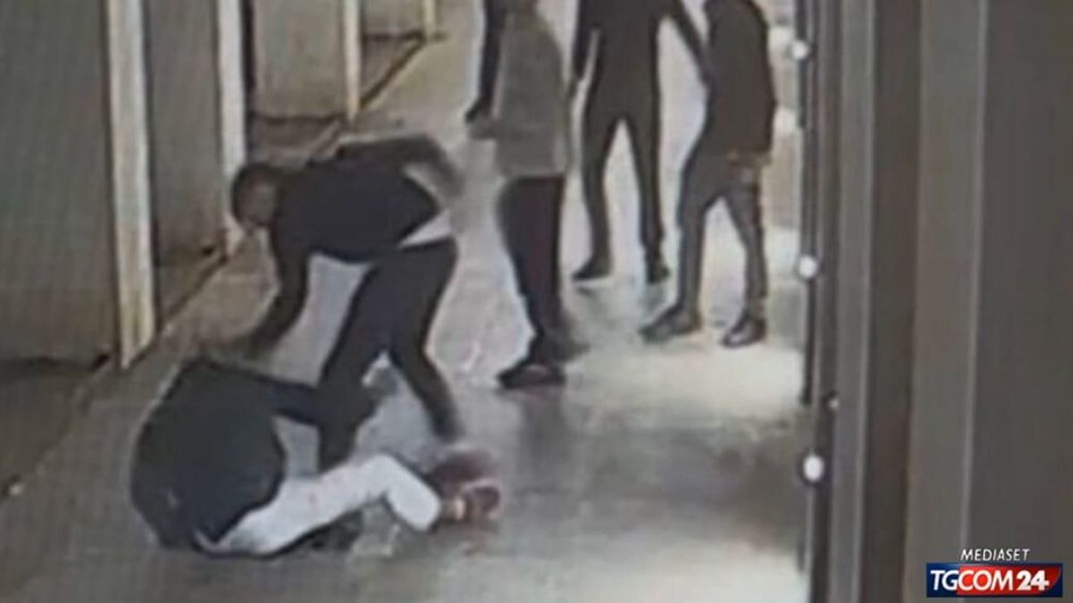 Aggredito a Milano, sotto shock le famiglie dei giovani coinvolti: "Giusto arrestare i nostri figli" | Uno dei 18enni: "Non abbiamo capito la gravità"
