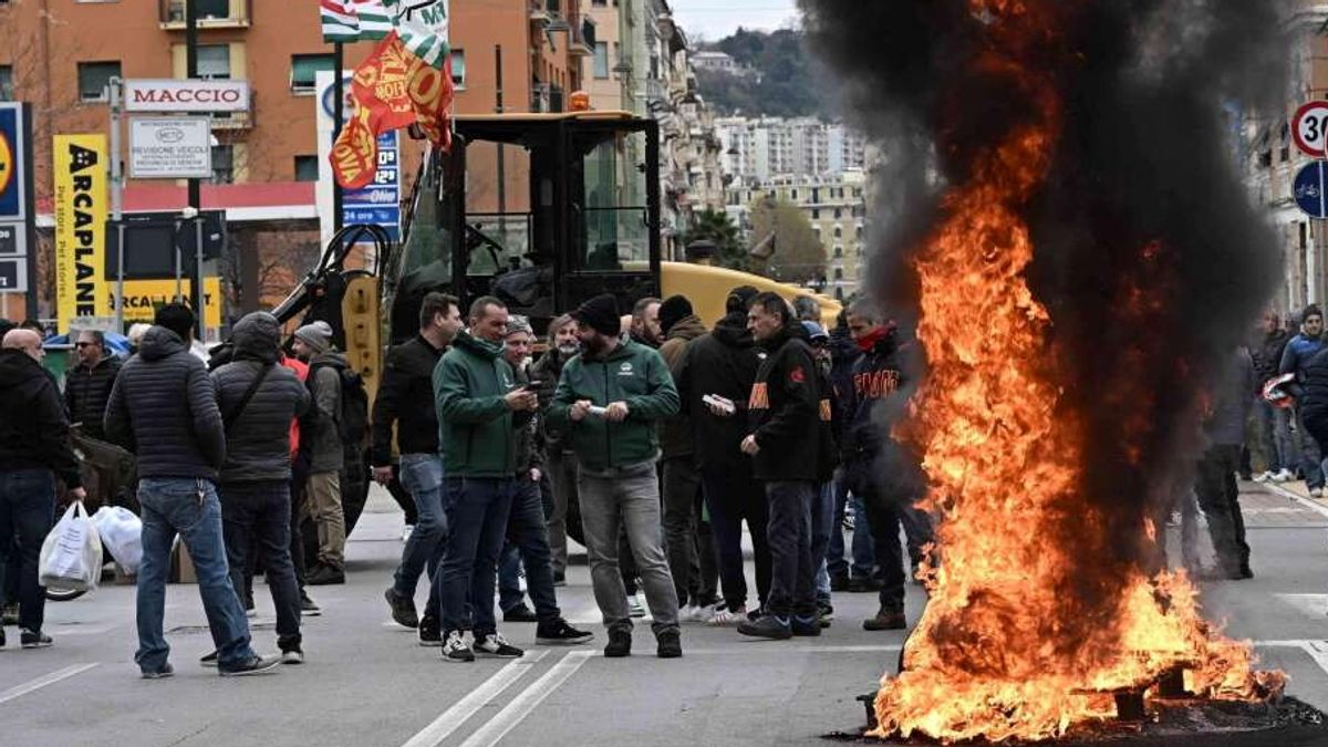 ex ilva fabbrica occupata a taranto e presidi a genova blocchi stradali e code in a10