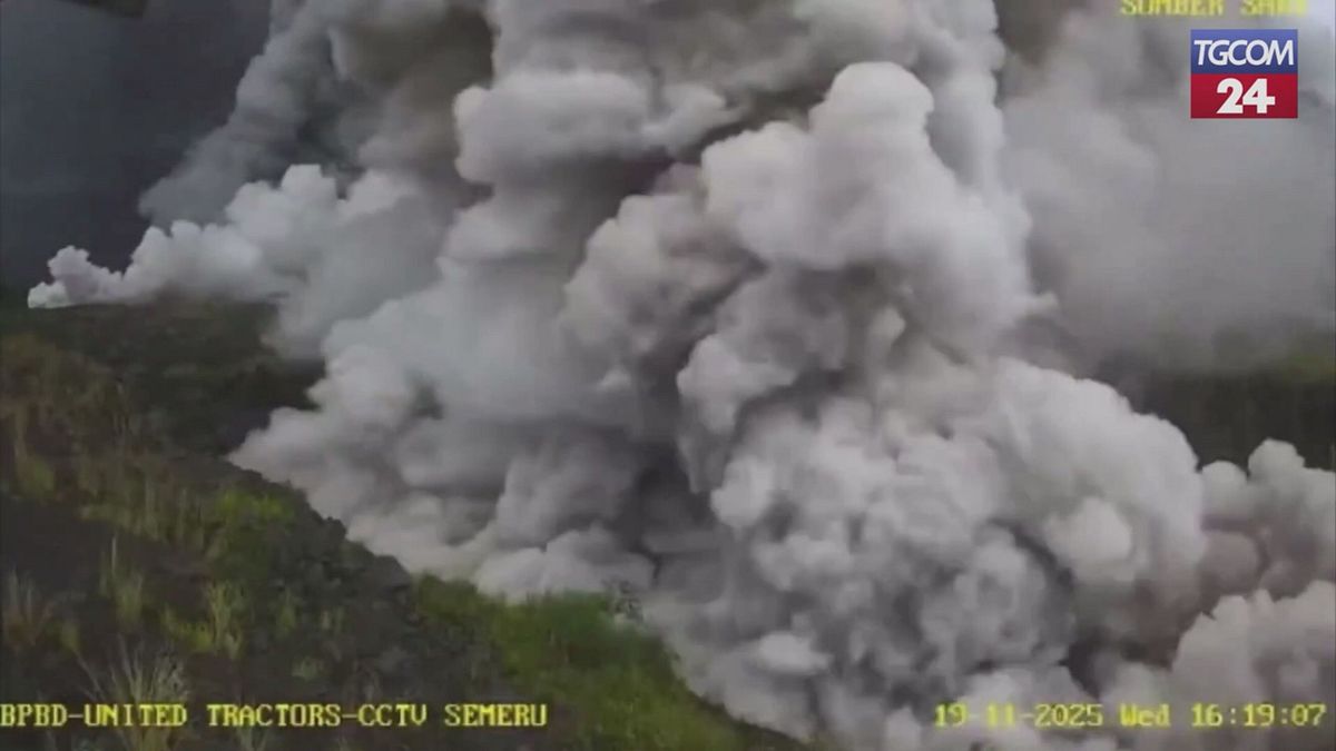 indonesia il vulcano semeru in eruzione la nube rovente travolge i villaggi