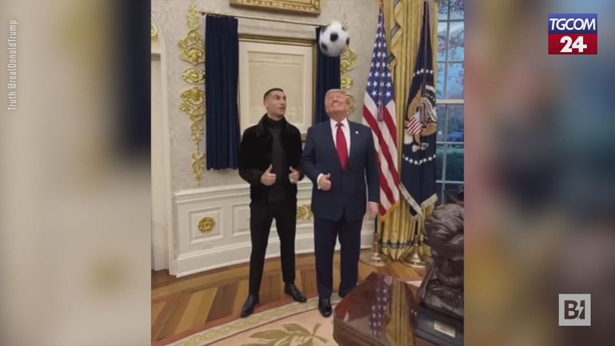 washington il palleggio impossibile trump e cr7 giocano a calcio alla casa bianca grazie all ai