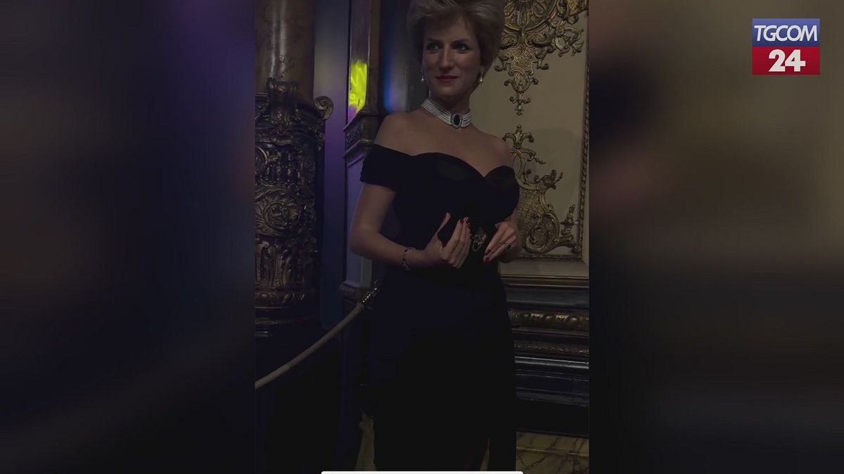 la statua di lady d nel suo celebre revenge dress debutta al museo delle cere di parigi