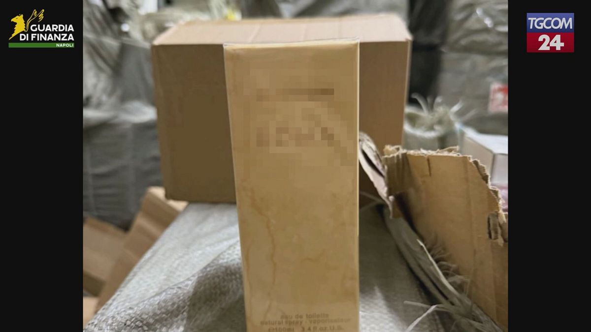 napoli scoperti 38mila profumi contraffatti due denunce