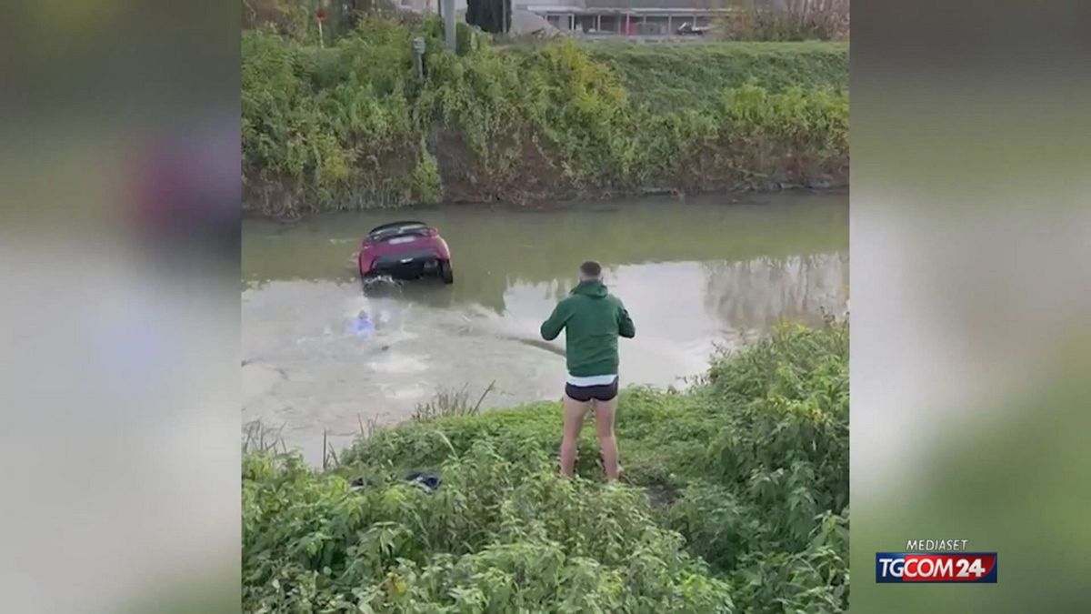 padova finisce in un canale con la sua auto due passanti si tuffano in acqua per salvarlo