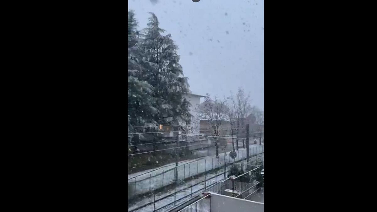 Neve a Bergamo e nelle valli, disagi per i treni | Bus con studenti scivola davanti a una scarpata | Meteo Milano, arriva il freddo polare
