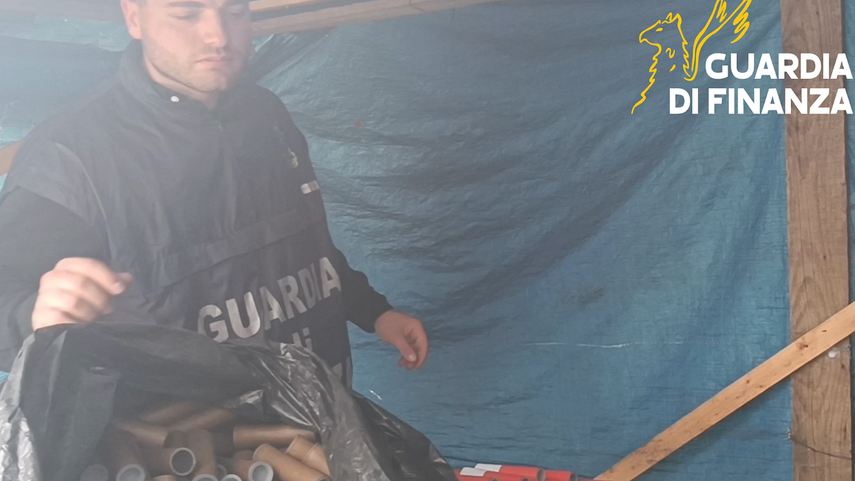 caserta scoperto opificio clandestino sequestrati 10500 fuochi illegali