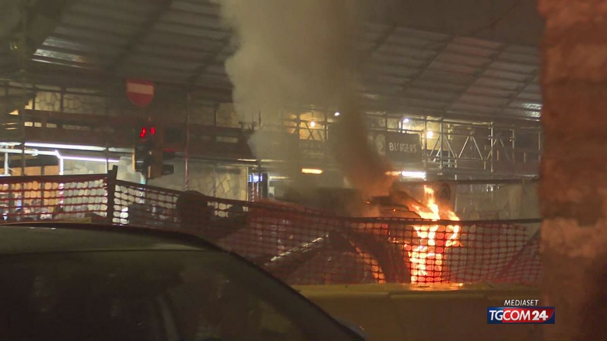 Tensioni a Bologna per Virtus Maccabi: i manifestanti incendiano pezzi di un cantiere