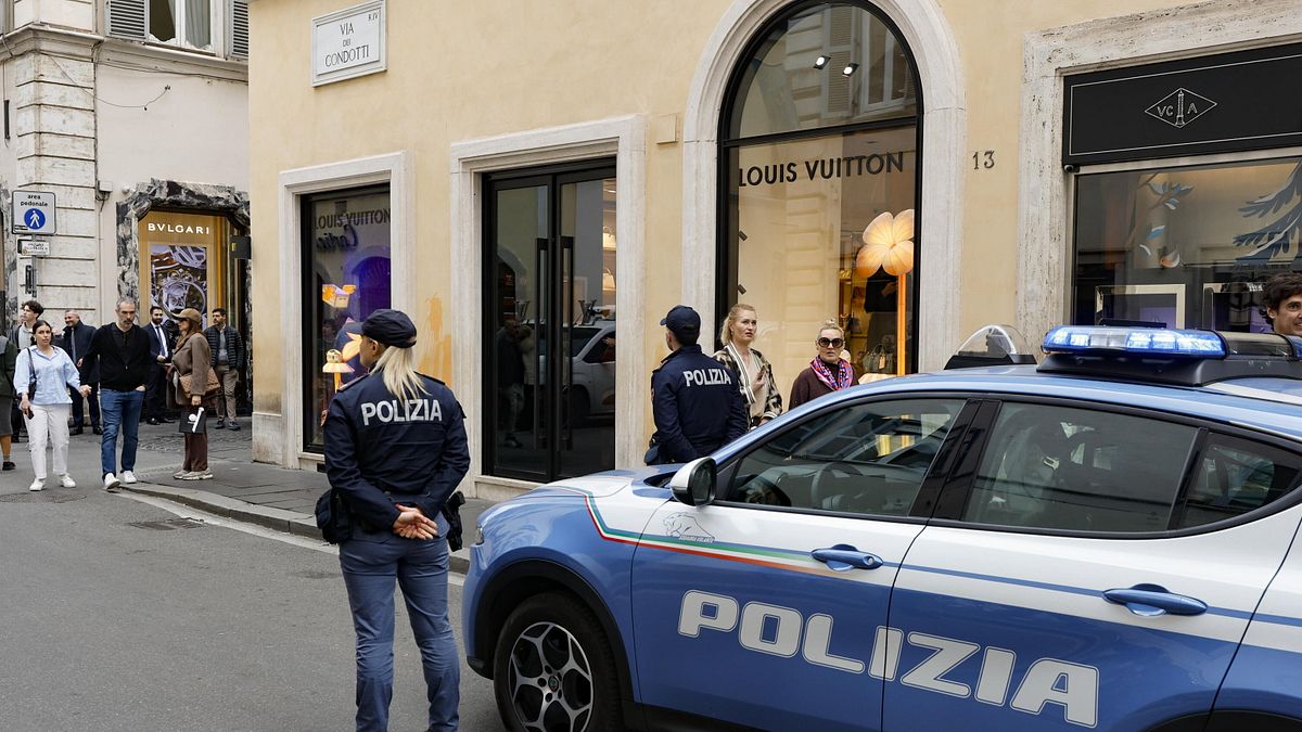 Furti da Valentino e Louis Vuitton, recuperate scarpe e borse per 400mila euro
