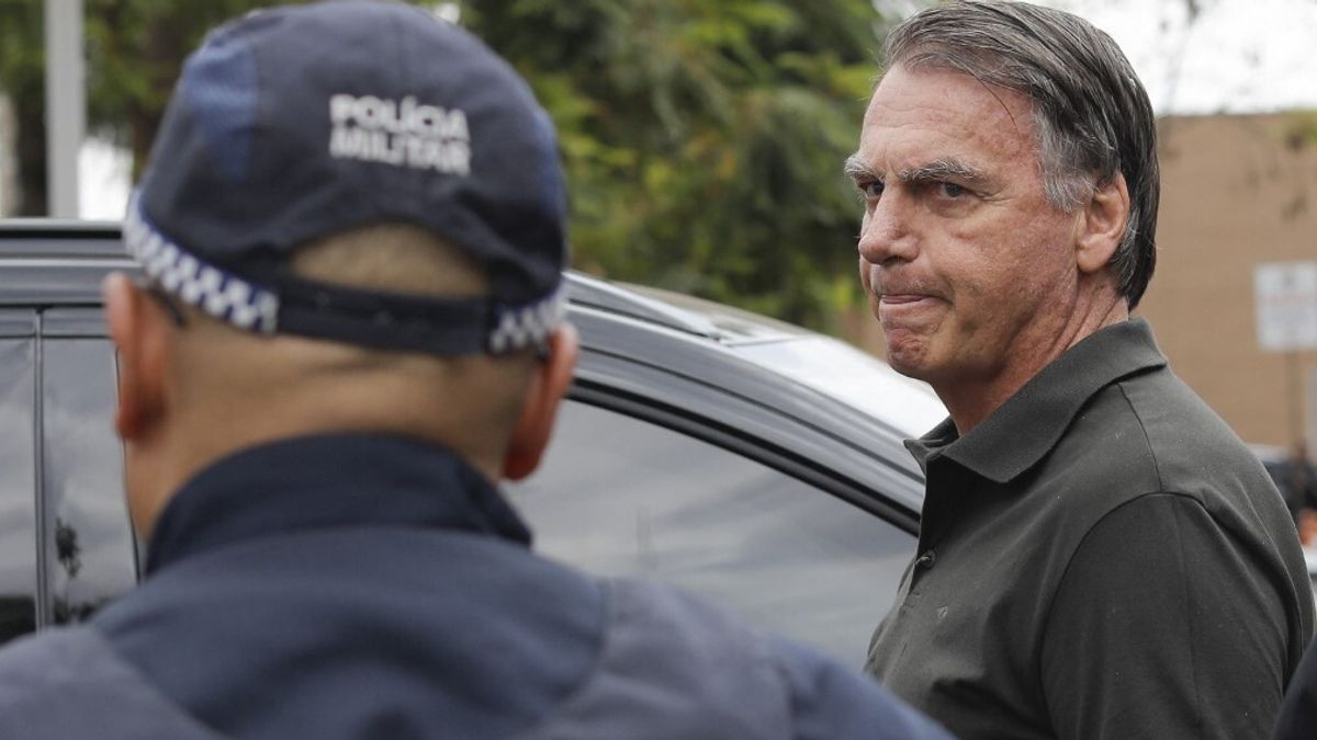 Brasile, Bolsonaro ammette di aver tentato di aprire il braccialetto elettronico con una saldatrice