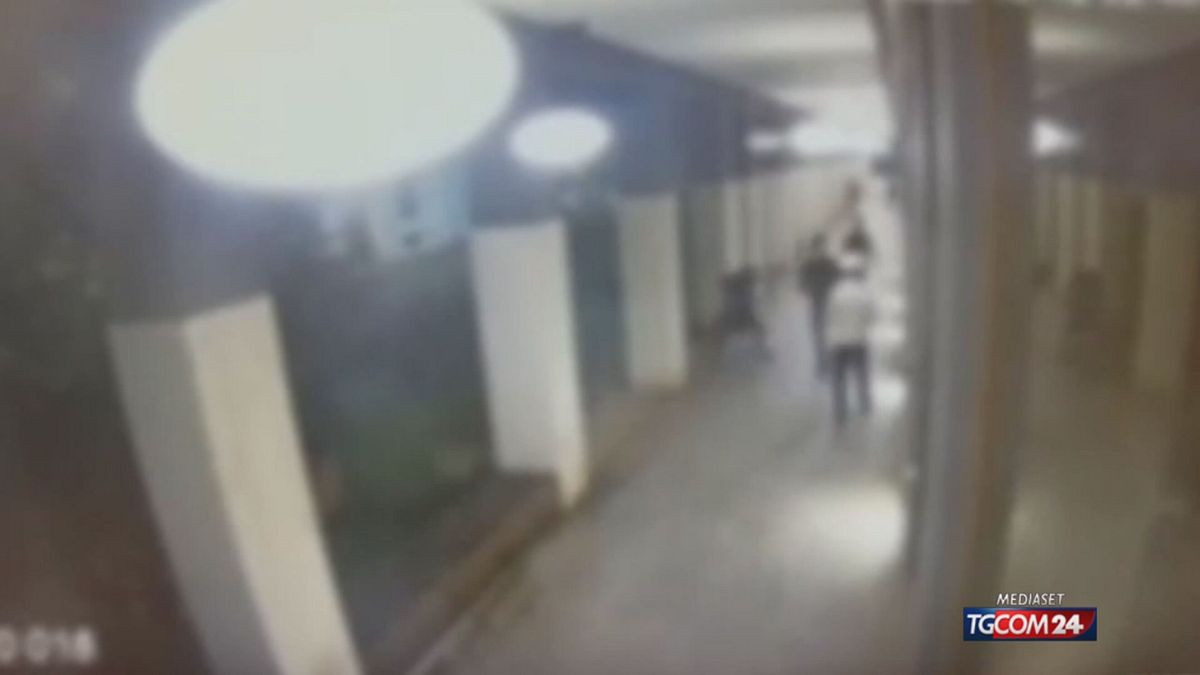 Accoltellato a Milano, i genitori: "Indignati per l