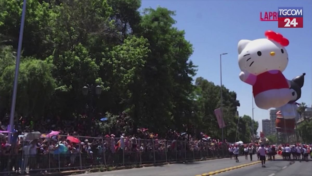 Cile, migliaia in strada per la colorata parata di Santiago