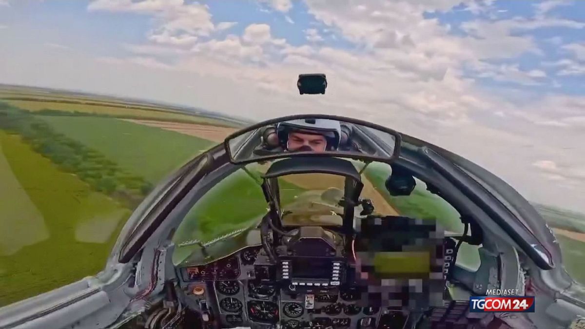 le manovre spettacolari del caccia ucraino