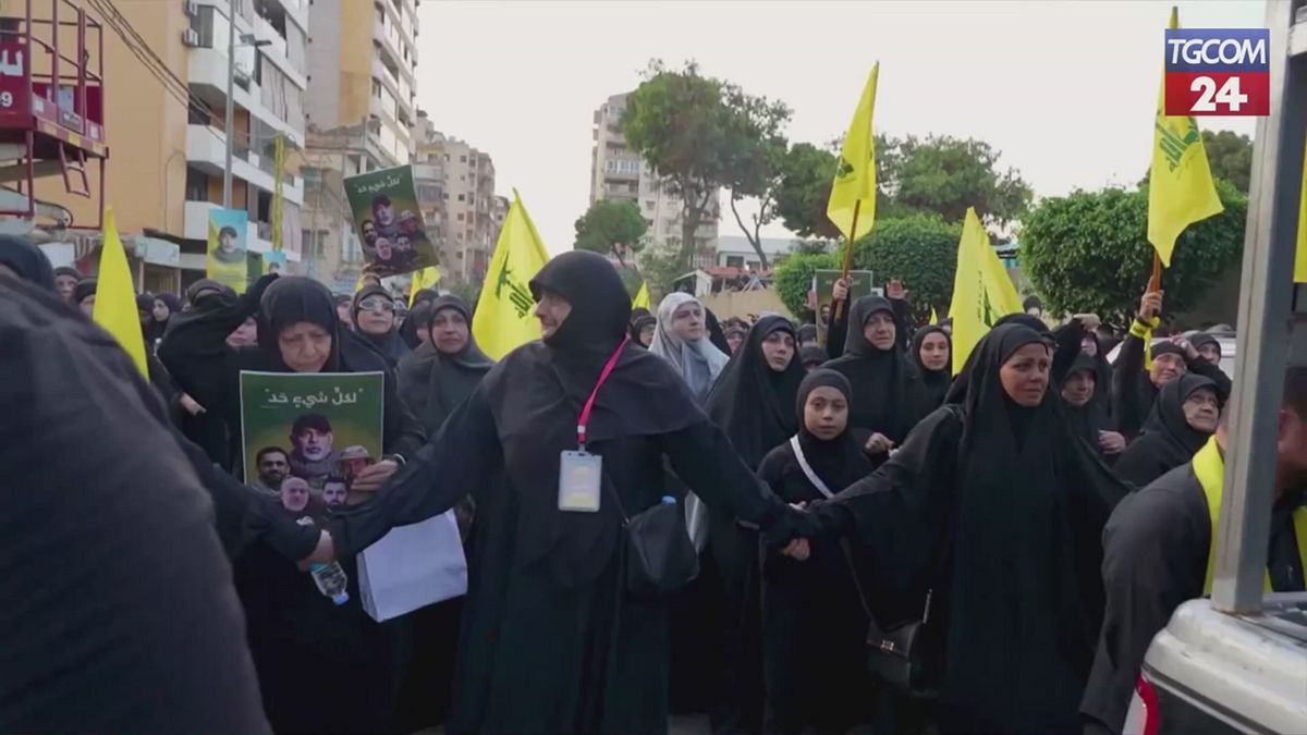 beirut migliaia in strada per l addio al leader di hezbollah ucciso in un raid israeliano