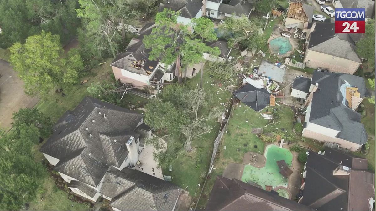 Houston, tornado devasta il quartiere: le riprese del drone mostrano i danni