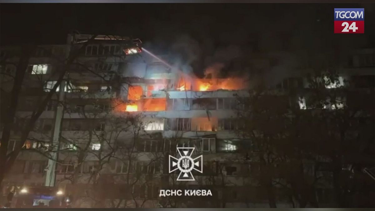 Kiev, edificio in fiamme dopo raid russo
