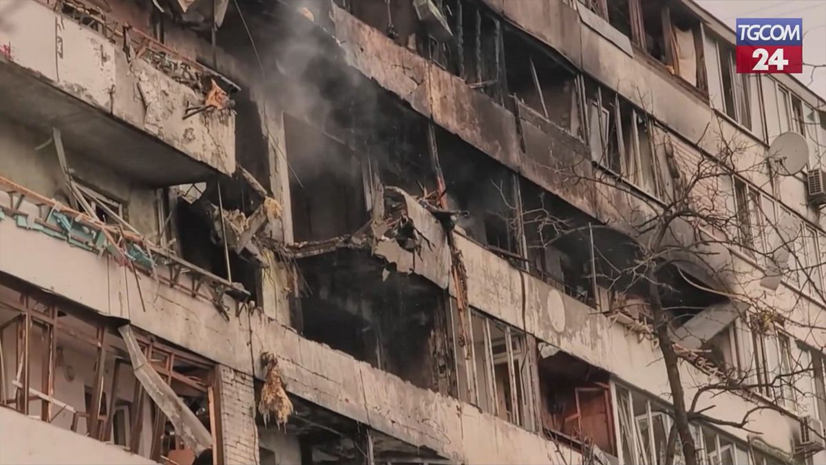 Attacchi a Kiev nella notte, quartieri senza luce e case distrutte