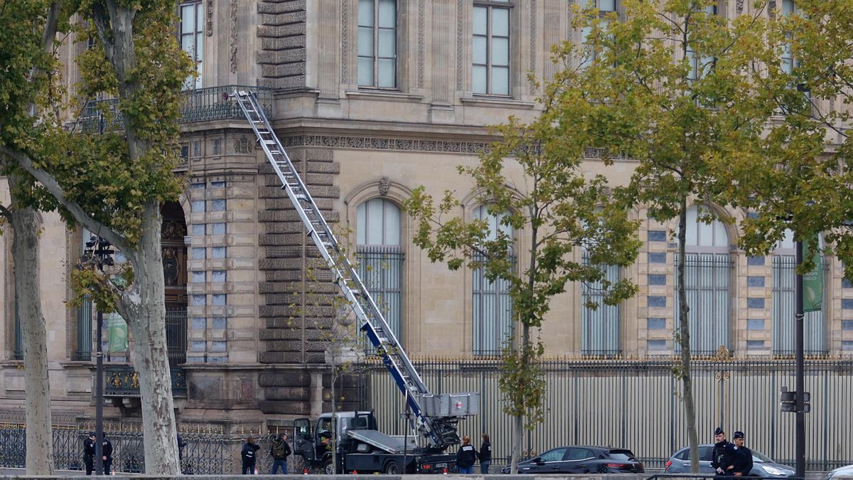 Furto al Louvre, preso il quarto membro della banda: fermati altri 3 sospetti