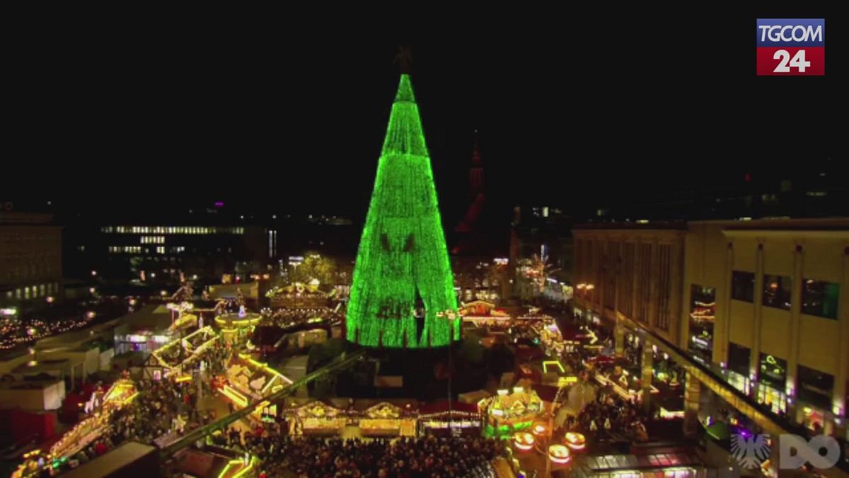 dortmund acceso l albero di natale pi249 alto del mondo
